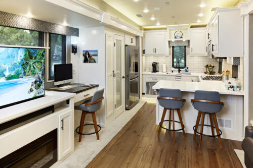 Majestic kitchen & living rooms